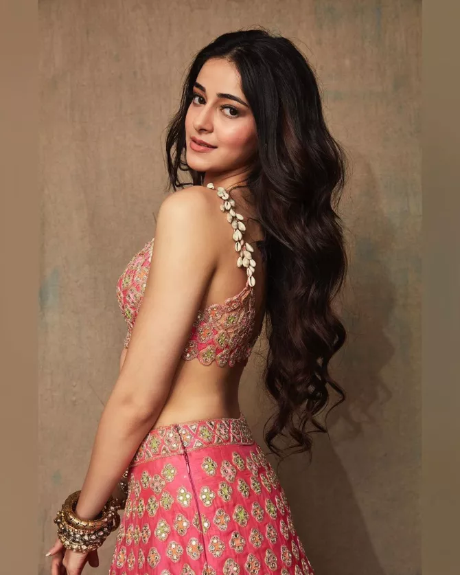 Ananya Panday Lessons Brides On How To Style A Lehenga Without A Dupatta At Lakme Fashion Week 2019
