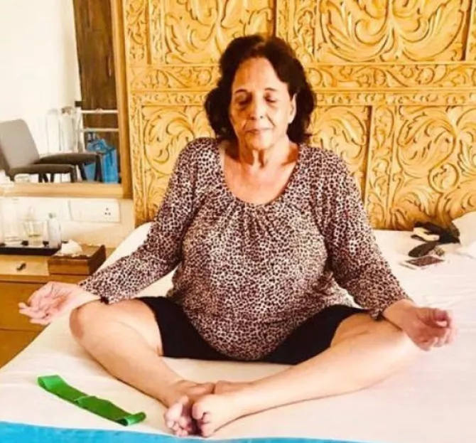 Akshay Kumar with his mom