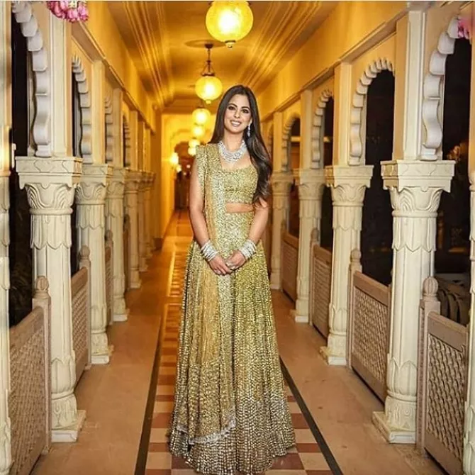 isha ambani wedding lehenga price