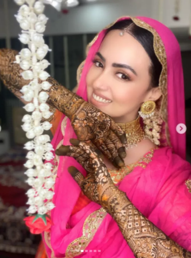 Sana Khan Mehendi