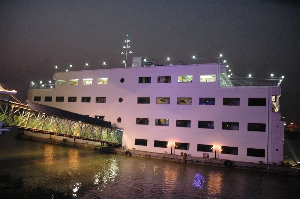 floatel floating hotel, kolkata