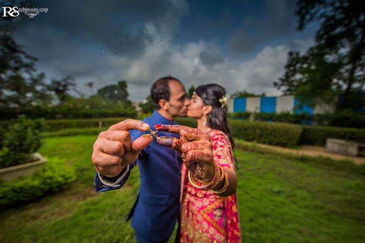 20 Engagement Photo Poses - Wandering Weddings