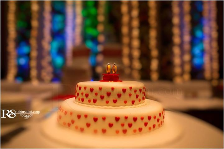 engagement poses for couple to show off ring