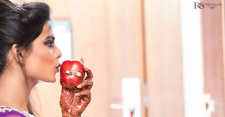 engagement poses for couple to show off ring