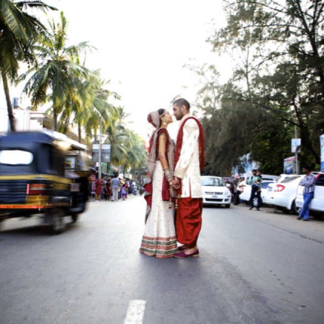 best candid poses from real weddings for couples that you can steal