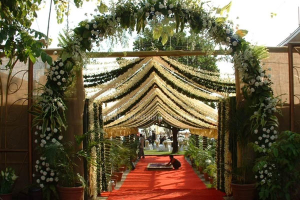 unique ways to use flowers for wedding decor