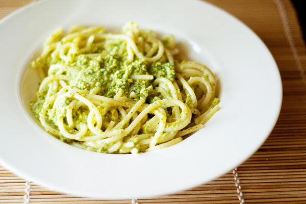 Pasta with avocado cream sauce