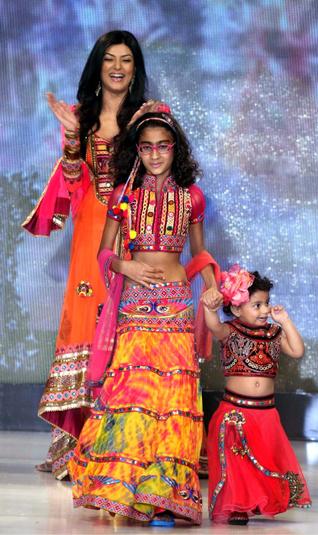 9 celebrity bollywood super moms with their kids sushmita sen with daughters