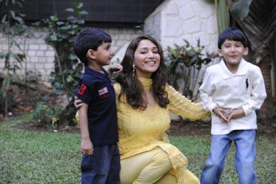 9 celebrity bollywood super moms with their kids madhuri dixit nene with her kids