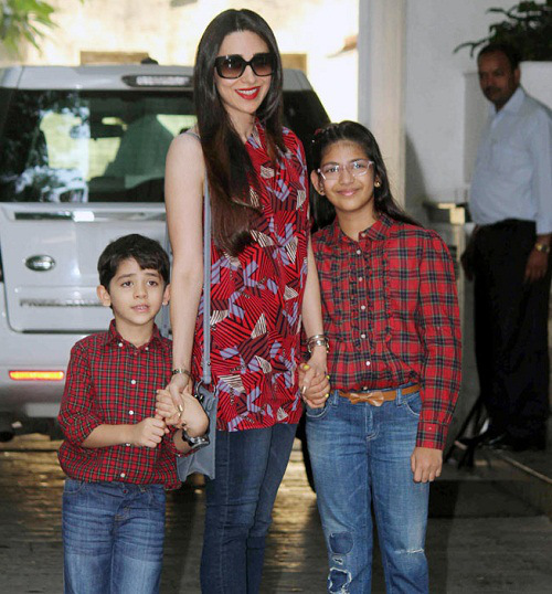 9 celebrity bollywood super moms with their kids karisma kapoor with her kids