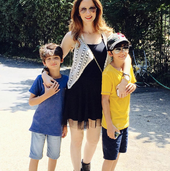 9 celebrity bollywood super moms with their kids sussanne khan with kids hrihaan hredaan