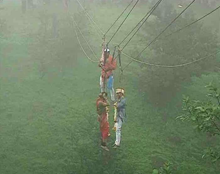 Love Is In The Air For This Couple From Kohlapur: They Marry 295 Feet Above  Ground