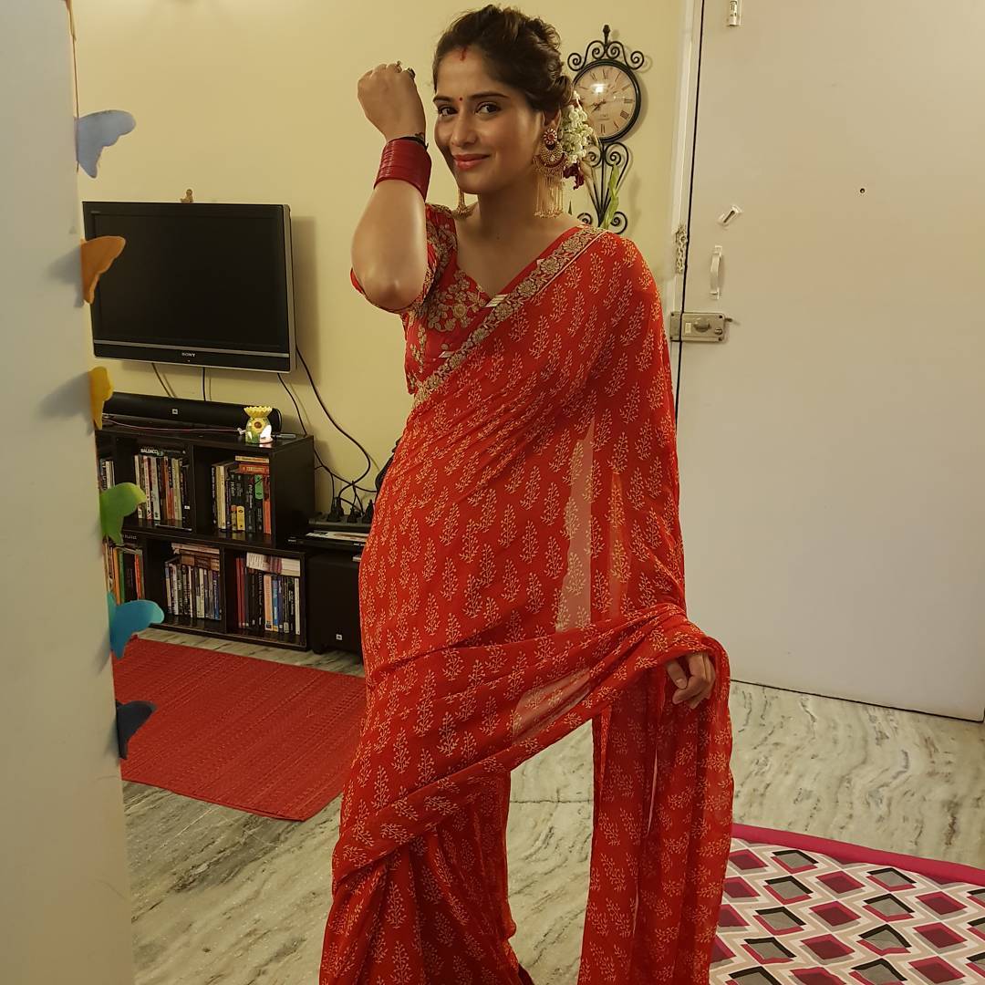 Aarti Singh Applies Sindoor On Karva Chauth