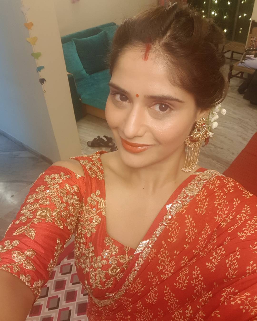 Aarti Singh Applies Sindoor On Karva Chauth