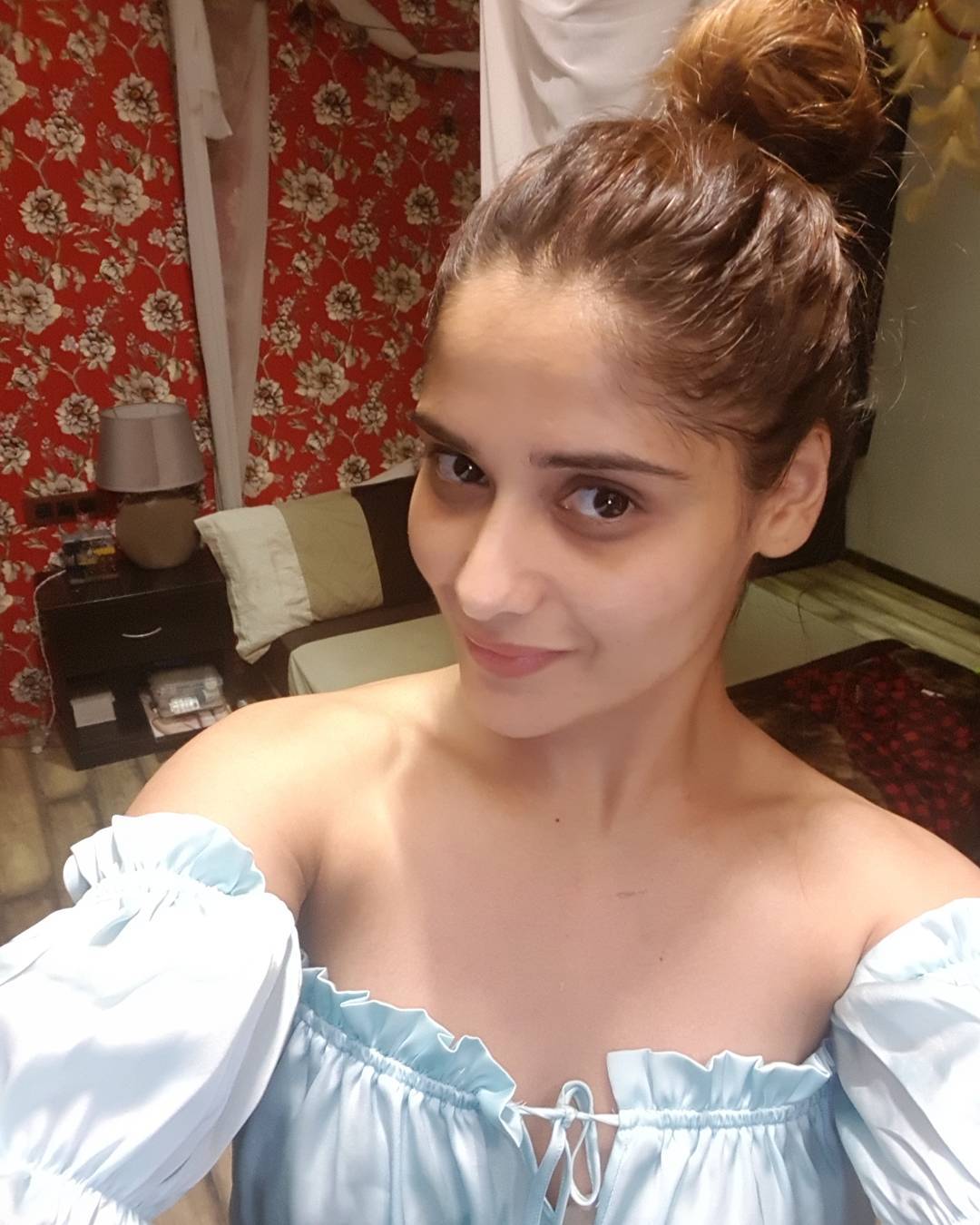 Aarti Singh Applies Sindoor On Karva Chauth