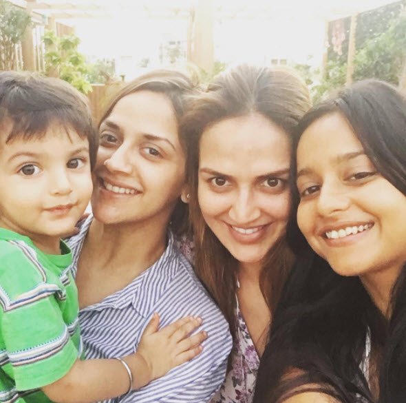 Esha Deol with sister Ahana and friend Chinu