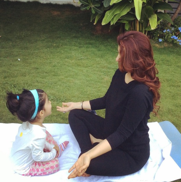 twinkle khanna with nitara
