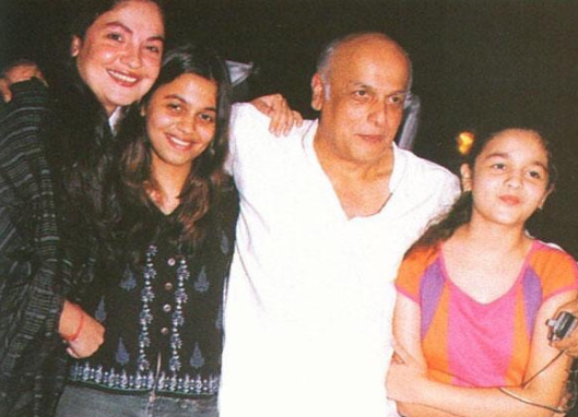 Mahesh bhatt with his daughters