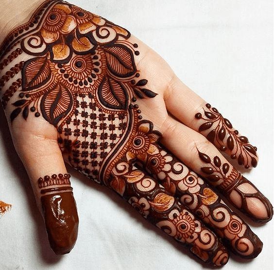 7 Places In Delhi Where You Can Find The Best Mehendi Artists Of The City