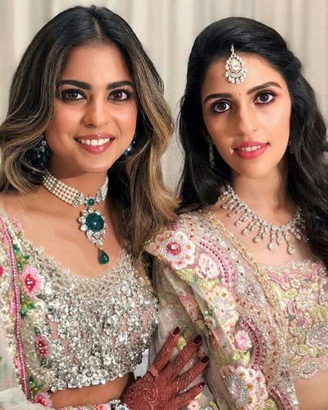 Shloka was given a hearty welcome by her nanad, Isha Ambani