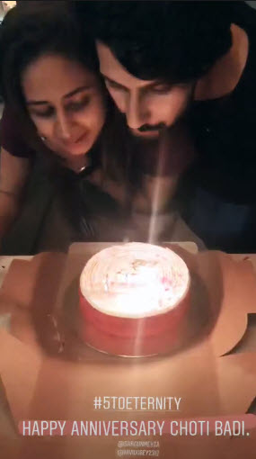 Ravi Dubey Sargun Mehta cake cutting ceremony