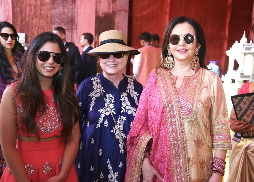 Smt Nita Ambani with her daughter Isha Ambani along with Former First Lady Hillary Clinton at Swadesh Bazar