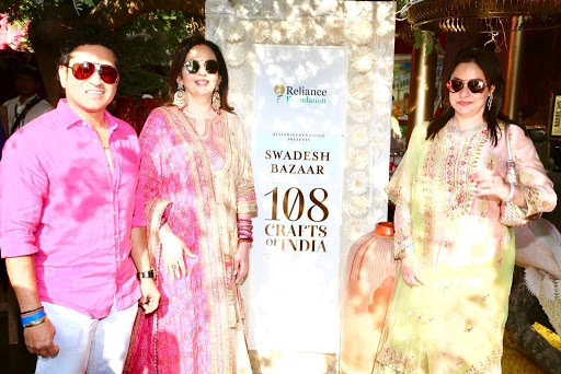 Sachin Tendulkar and Anjali Tendulkar at Swadesh Bazar 