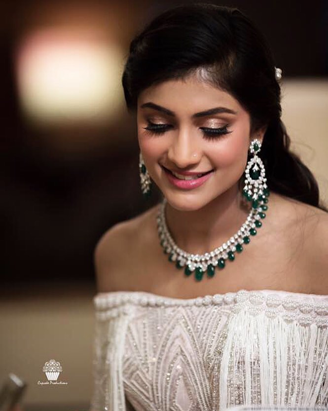 That green kundan with maroon lehenga! | Bridal necklace set, Bridal  necklace, Bridal jewelry
