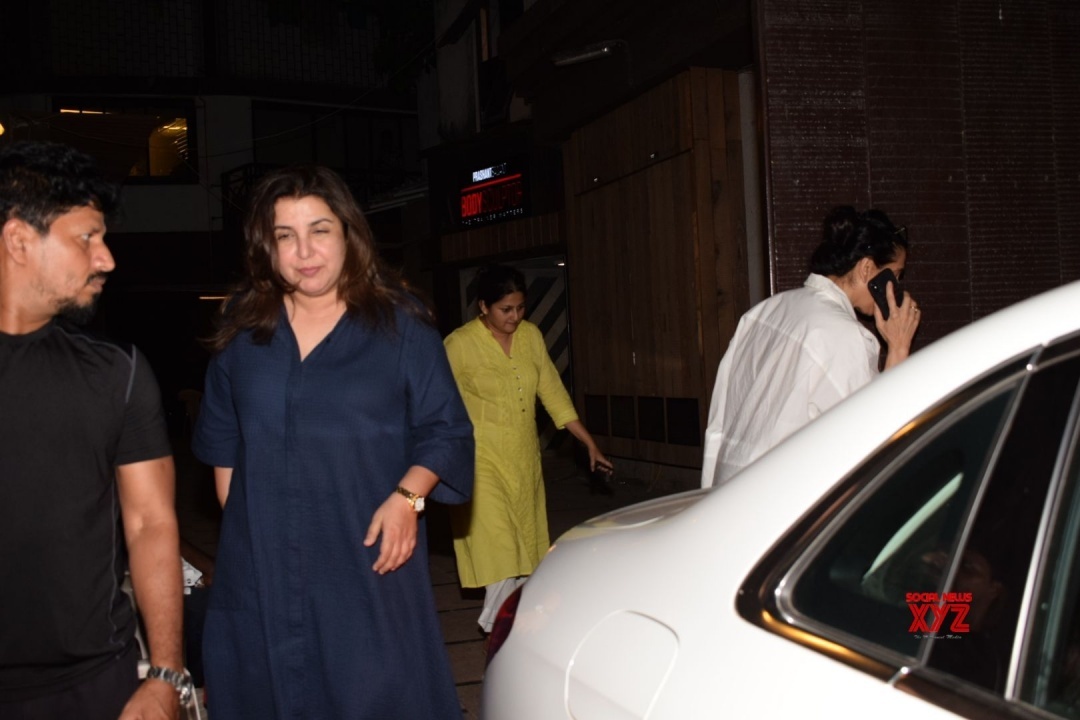 Farahn Khan Meets Sunita And Rhea Kapoor