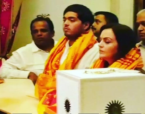 Nita Ambani Offers Engagement Card Of Akash And Shloka At Siddhivinayak