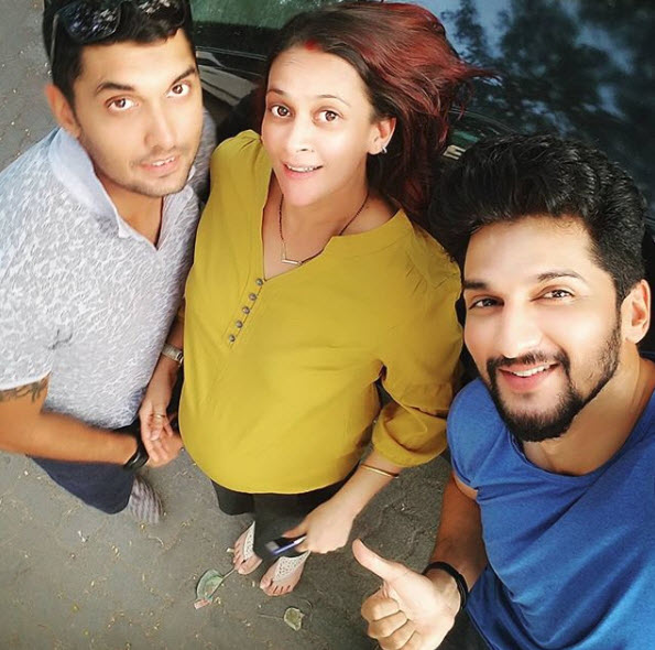 Jaswir Kaur flaunting baby bump at party