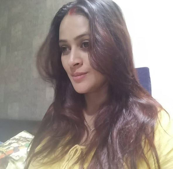 Jaswir Kaur flaunting baby bump at party