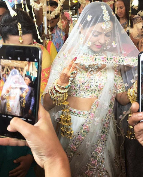 Rubina dilaik enters the venue dancing