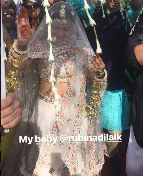 Rubina dilaik enters the venue dancing