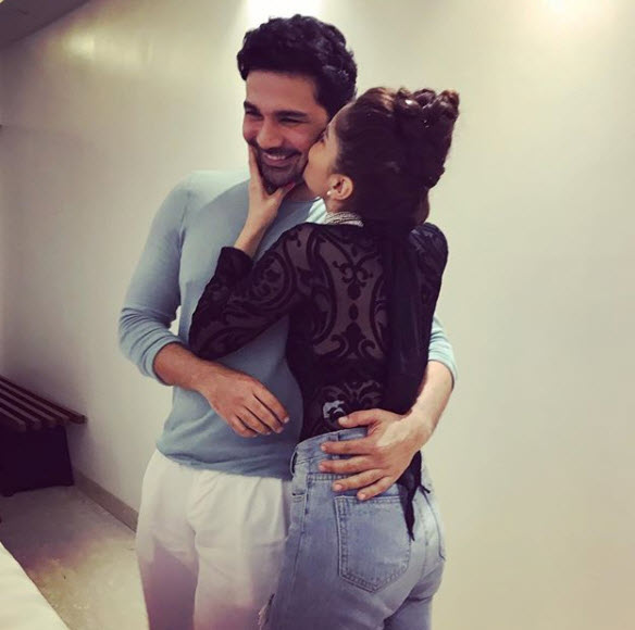 Rubina dilaik enters the venue dancing