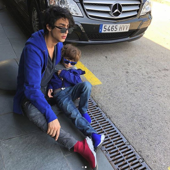 Shah rukh khan on vacation with family in spain