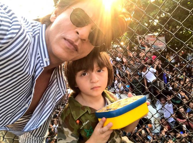 Shah rukh khan on vacation with family in spain