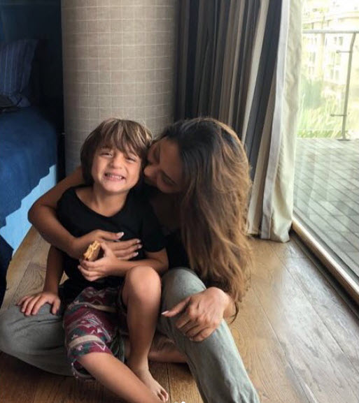 Shah rukh khan on vacation with family in spain