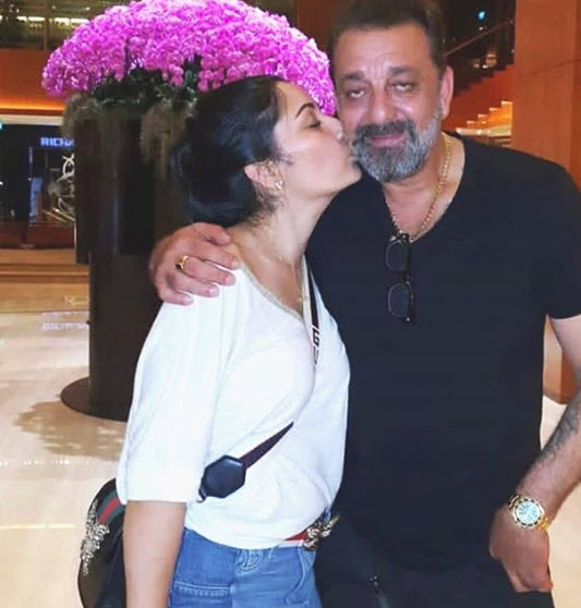 Maanayata celebrates birthday with family