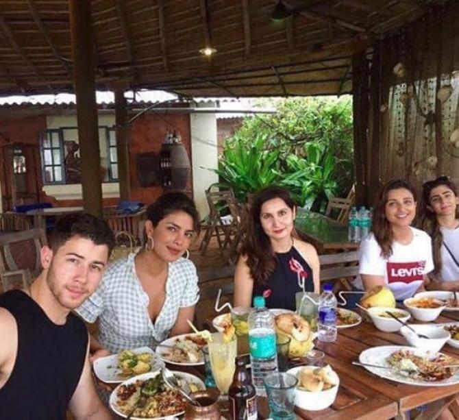 Priyanka Chopra Nick Jonas Cosy On A Dinner Date