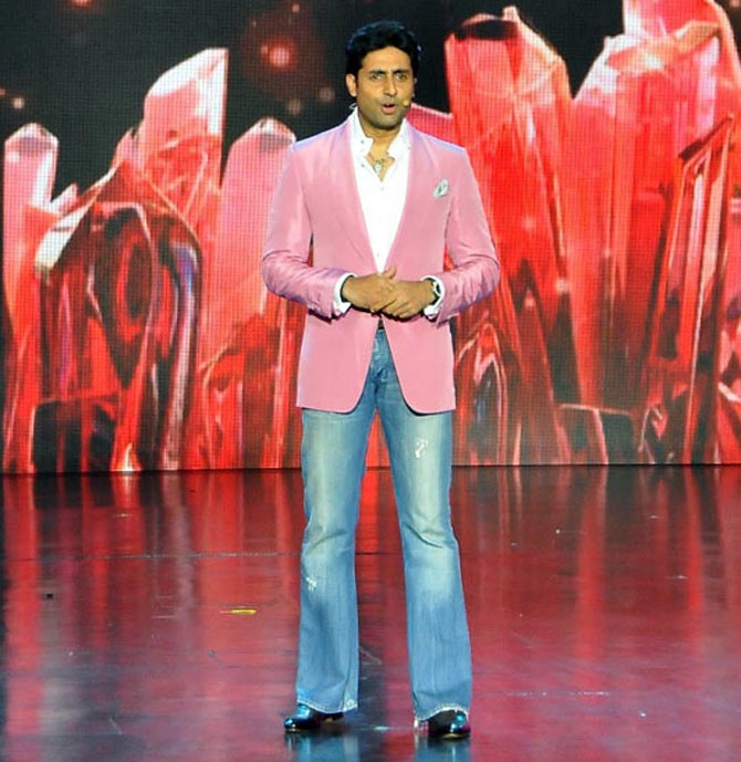 Abhishek Bachchan trolled for laughing at Shweta nanda father in law rajan nanda prayer meet