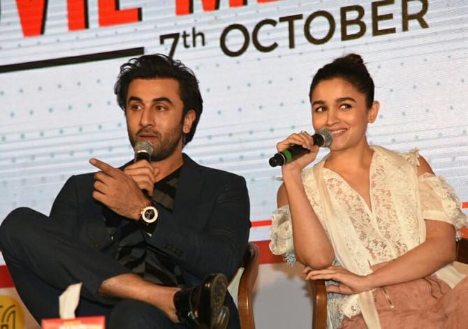 Alia Bhatt and Ranbir Kapoor new pic with a wink is way too adorable