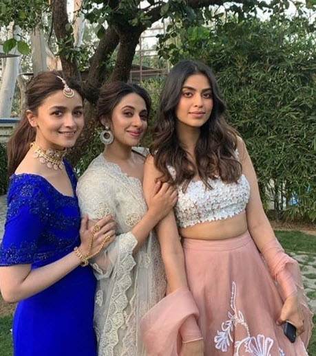 Alia from her friend, Devikaââ¬â¢s wedding