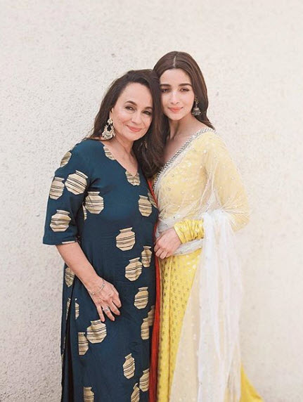 Alia Bhatt with her mommy, Soni Razdan 