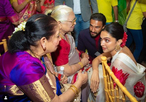 Deepika Padukone Performs A Wedding Ritual With Married Ladies On Her Cousinââ¬â¢s Wedding
