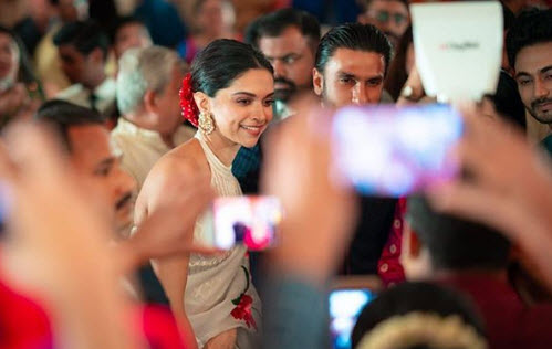 Deepika Padukone Performs A Wedding Ritual With Married Ladies On Her CousinÃ¢â‚¬â„¢s Wedding