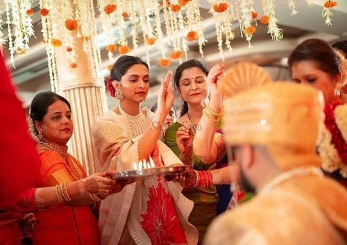 Deepika Padukone Performs A Wedding Ritual With Married Ladies On Her CousinÃ¢â‚¬â„¢s Wedding