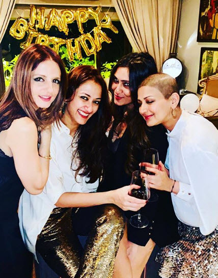 Sonali Bendre wirh friends suring cancer treatment