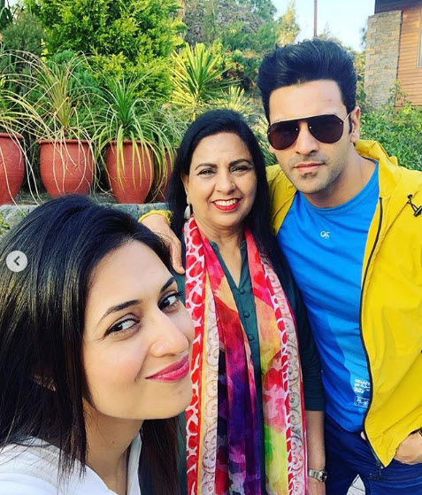 Divyanka Tripathi Dahiya with in-laws