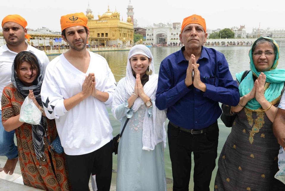 kartik aaryan and his family